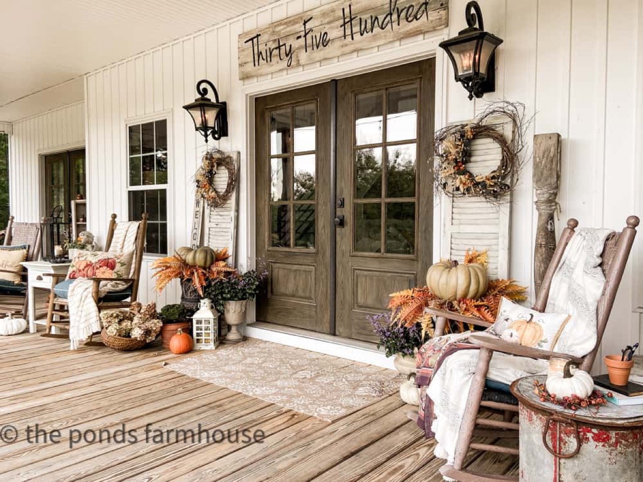 17 Cozy Fall Front Porch Decorating Ideas That Welcome Guests